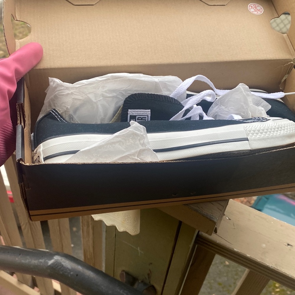 Converse women’s size 8 men’s size 6